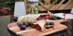 Beitragsbild des Blogbeitrags Zwetschgen Strudel, absolut ein süss, säuerliches Genusserlebnis aus dem Ofen! 