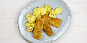 Beitragsbild des Blogbeitrags gebackener Bergkäse, Kartoffelsalat, absolut ein knuspriger und würziger Genuss!