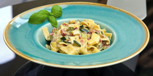Beitragsbild des Blogbeitrags Tagliatelle Zucchini Gorgonzola, der sähmige Pastagenuss mit Speck und viel Aromen!