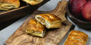 Beitragsbild des Blogbeitrags Apfeltaschen selber machen, aus Plunderteig, ein süss säuerlicher Genuss!