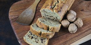 Beitragsbild des Blogbeitrags Bananenbrot, süss, saftig, knusprig, ein Genuss zum Kaffee oder einfach pur! 