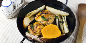 Beitragsbild des Blogbeitrags glasierte Hühnerkeulen, Kürbis-Birnen-Chicoree Gemüse, Genuss aus dem Ofen 