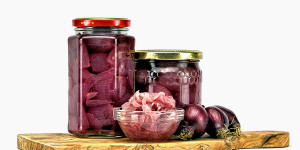 Beitragsbild des Blogbeitrags Roten Zwiebel einlegen, so einfach geht es, ein Rezept aus Omas Zeiten!