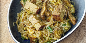 Beitragsbild des Blogbeitrags Reisnudeln mit Tofu aus dem Wok, es geht einfach, ist vegan und schmeckt! 