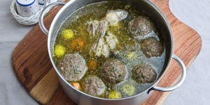 Beitragsbild des Blogbeitrags Kraftsuppe, Kraftbrühe mit Fleischknochen vom Schwein und viel Gemüse, genial gut! 