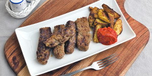 Beitragsbild des Blogbeitrags Cevapcici, einfach ein Muss, vom Grill oder aus der Pfanne, es schmeckt, doch was ist original? 