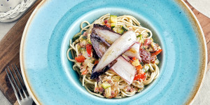Beitragsbild des Blogbeitrags Mediterrane Pasta mit gebratenem Chicoree und einer würzigen Soße, Genuss pur!