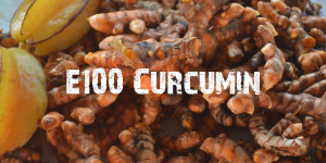 Beitragsbild des Blogbeitrags Zusatzstoff E100: Curcumin, der gelbe Farbstoff aus der Natur, einfach erklärt!