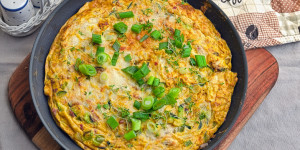 Beitragsbild des Blogbeitrags Zucchini Speck Omlette, aromatische und pikante Gewürze, einfach und schnell!
