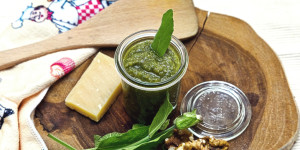 Beitragsbild des Blogbeitrags Salbei Pesto, ein Genuss, vom Hochbeet ins Glas, einfach frisch und absolut gut! 