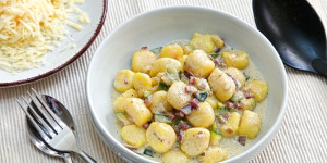 Beitragsbild des Blogbeitrags Speck Zucchini Gnocchi, der schnelle Genuss aus der Pfanne, einfach gemacht! 