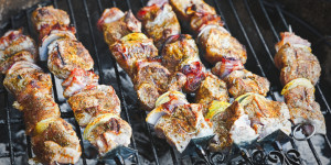 Beitragsbild des Blogbeitrags Einfache Spieße vom Grill, Genuss ist so einfach, Sommer, Sonne, Grillerei! 