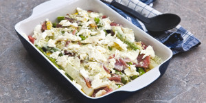Beitragsbild des Blogbeitrags Spargel Schupfnudel Auflauf mit Prosciutto, der grün-weiße Spargelgenuss aus dem Ofen
