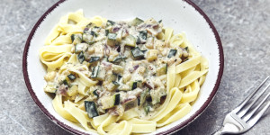 Beitragsbild des Blogbeitrags Tagliatelle Zucchini Soße, so einfach, so gut, für alle Tage ein Genuss ohne Fleisch! 