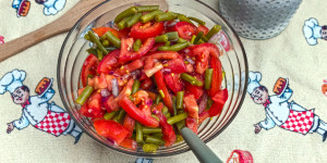 Beitragsbild des Blogbeitrags Tomaten Fisolen Salat, optimal als Beilage zu einer Sommer Grillerei mit Freunden! 