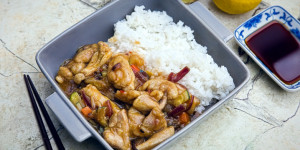 Beitragsbild des Blogbeitrags Hühnchen Zucchini Pfanne im Asiastyle, ein günstiger Genuss für jede Zeit und jeden Tag!