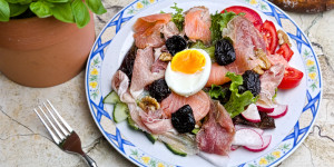 Beitragsbild des Blogbeitrags Prosciutto Lachs Salat, ein sommerliches Surf and Turf, erfrischend anders gemacht!