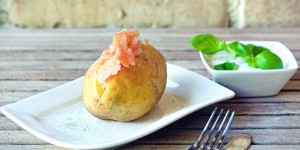 Beitragsbild des Blogbeitrags Ofenkartoffel mit Räucherlachs und Knoblauch Basilikum Soße, einfache und ehrliche Küche!