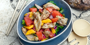 Beitragsbild des Blogbeitrags Melonen Mango Sommersalat mit Hühnerstreifen und asiatischen Aromen, ganz einfach gemacht!