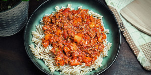Beitragsbild des Blogbeitrags Dinkel Spirelli Bolognese, auf unsere Art, würzig aromatisch, die Zeit macht den Geschmack!