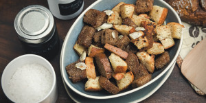 Beitragsbild des Blogbeitrags geröstetes Brot mit Würze, aus ALT mach MMHHH, so einfach geht Nachhaltigkeit!