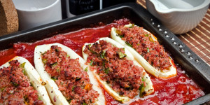 Beitragsbild des Blogbeitrags Schmorgurken mit Bratwurst gefüllt in einer leichten Tomatensoße, schmeckt genial!