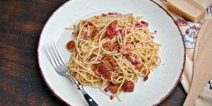 Beitragsbild des Blogbeitrags Spaghetti Schinken mit getrockneten Tomaten, eine schnelle Pasta für wenig Zeit!