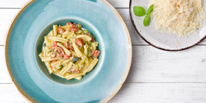 Beitragsbild des Blogbeitrags Salsiccia Zucchini Pasta in einer feinen Sahne Soße, macht satt und schmeckt wunderbar!