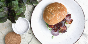 Beitragsbild des Blogbeitrags BBQ Cheeseburger, schnell und einfach aus der Küche, ohne Grill gezaubert! Wunderbar! 