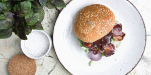 Beitragsbild des Blogbeitrags BBQ Cheeseburger, schnell und einfach aus der Küche, ohne Grill gezaubert! Wunderbar!