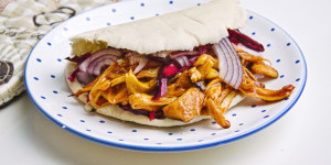 Beitragsbild des Blogbeitrags Veganer Döner ohne industriellen Fleischersatz, macht Spaß und schmeckt! 