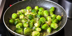 Beitragsbild des Blogbeitrags Kohlsprossen Rezept, Beilage aus der Pfanne, fertig in 20 Minuten, mag man oder nicht!
