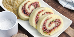 Beitragsbild des Blogbeitrags Kartoffelroulade mit Wurstfüllung, absolut gut, fertig in 70 Minuten, ein Genuss!