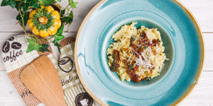 Beitragsbild des Blogbeitrags Pasta mit Kürbis Sahne Soße, ein absolut sättigendes Gericht fertig in 30 Minuten!