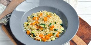 Beitragsbild des Blogbeitrags Kürbis Zucchini Kritharaki, schnelle, einfache und gesunde Küche, fertig in 25 Minuten!