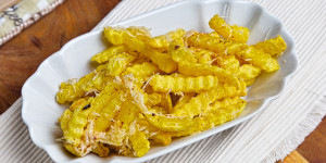 Beitragsbild des Blogbeitrags Grana Padano Chili Pommes aus dem Ofen, absolut geniale Beilage fertig in 20 Minuten!