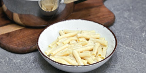 Beitragsbild des Blogbeitrags Käse Makkaroni oder Mac&Cheese, absolut auf unsere Art, fertig in 30 Minuten, mhhhh! 