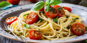 Beitragsbild des Blogbeitrags Knoblauch Spaghetti mit Tomaten, geröstet, einfach und gelingsicher, fertig in 25 Minuten 