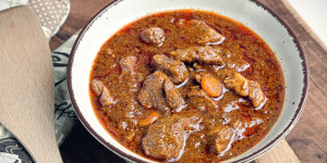 Beitragsbild des Blogbeitrags Gulasch Schweinenacken (Schopf), 100% einfach, die Basis für viele Abwandlungen!