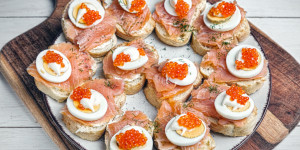 Beitragsbild des Blogbeitrags Lachsbrötchen, unser Klassiker für viele Anlässe, absolut gut, fertig in 20 Minuten!
