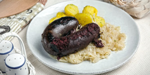 Beitragsbild des Blogbeitrags gebratene Blutwurst mit Sauerkraut und Butterkartoffel, fertig in 30 Minuten!