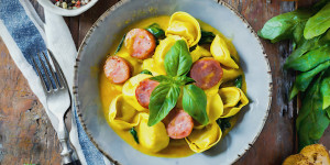 Beitragsbild des Blogbeitrags Kürbis Tortellini mit Spinat, aus Resten und Vorrat etwas zaubern, fertig in 20 Minuten!