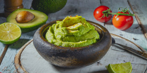 Beitragsbild des Blogbeitrags Guacamole, der mexikanische Dip zu vielen Gerichten, fertig in 15 Minuten, einfach gut! 