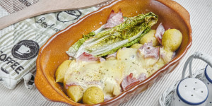 Beitragsbild des Blogbeitrags Gnocchi Cacio e Pepe, überbackener Genuss mit Schinken, Salatherzen, fertig in 15 Minuten