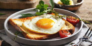Beitragsbild des Blogbeitrags Toast mit Spiegelei aus der Pfanne, das absolut geniale Frühstück, fertig in 15 Minuten!