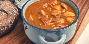 Beitragsbild des Blogbeitrags Kartoffel Wurst Suppe, kennen wir von Kindheit an, Geschmack, fertig in 30 Minuten!