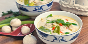 Beitragsbild des Blogbeitrags Tom Kha Gai Suppe, ein Genuss mit Gemüse und Huhn, fertig in 30 Minuten, wunderbar!