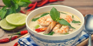 Beitragsbild des Blogbeitrags Tom Yam Gung, asiatische Suppe mit viel Aroma und Garnelen, fertig in 60 Minuten