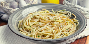 Beitragsbild des Blogbeitrags Zitronen Knoblauch Spaghetti mit Kräutern und Pinienkernen, fertig in 20 Minuten!