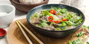 Beitragsbild des Blogbeitrags vietnamesische Pho Bo, einfach für die heimische Küche, fertig in 25 Minuten